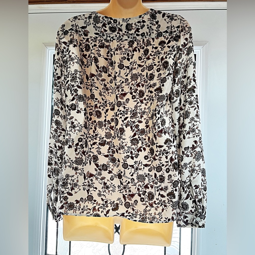 LOFT- Top button Floral Blouse with top pockets